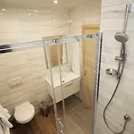 4 In Ξενοδοχείο 4*